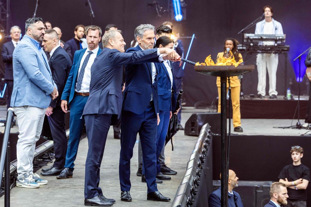 解放日活动遭掷烟雾弹 波兰总理及荷兰首相短暂撤离未受伤