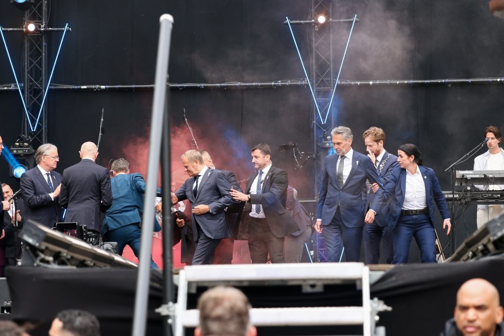 解放日活动遭掷烟雾弹 波兰总理及荷兰首相短暂撤离未受伤