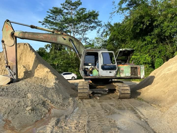 警察普通行动部队取缔非法采砂场逮捕13名涉案男子