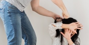 认识不到10天被求婚 女子自爆被“拿督”老公家暴20年