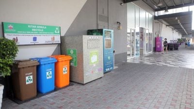 设回收桶收循环物资  霹购物中心推环保见效