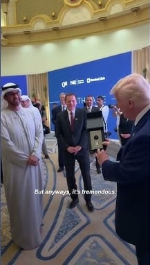 访问阿联酋收到“一滴石油” 特朗普笑称我很不高兴