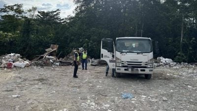 废料弃山林 跟踪捉到了  非法垃圾承包商有难