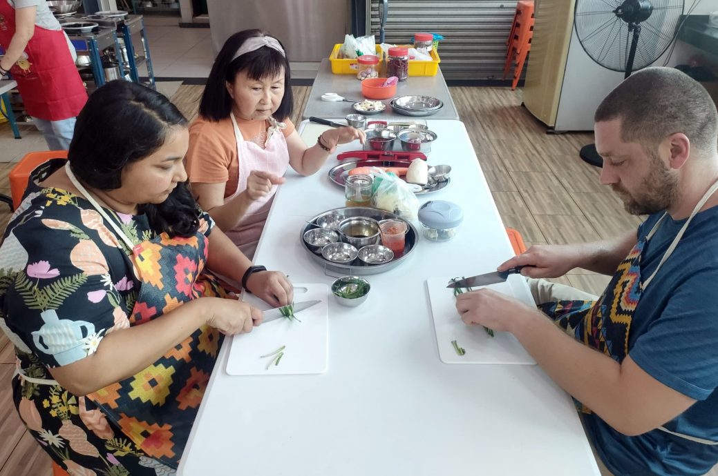 游客吃炒粿条 也能学煮 槟业者促推 烹饪旅游