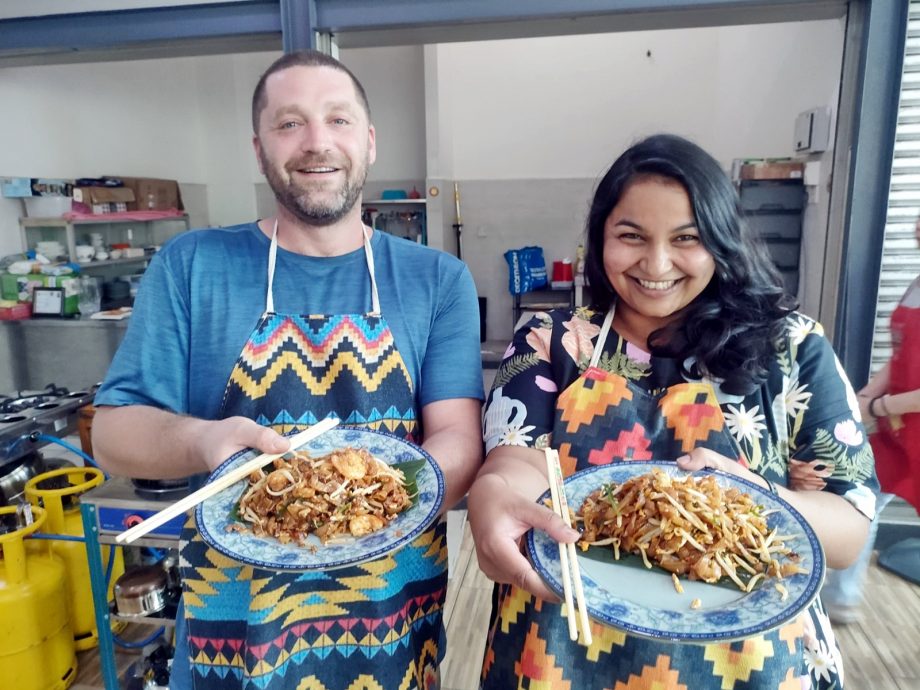 游客吃炒粿条 也能学煮 槟业者促推 烹饪旅游