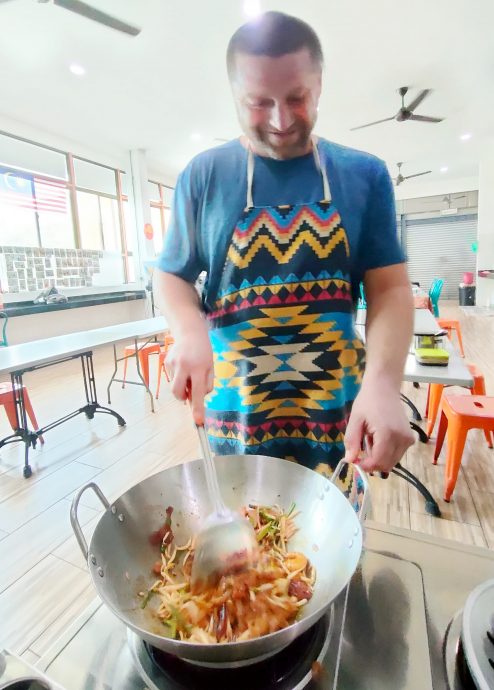 游客吃炒粿条 也能学煮 槟业者促推 烹饪旅游