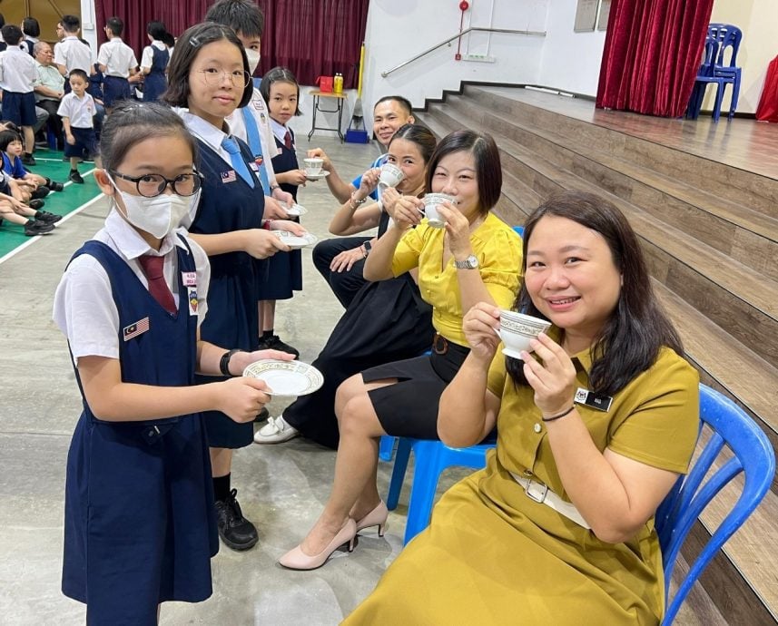 +请签发∕VIP文(大北马)北海励华学校庆教师节,学生向教师敬茶