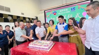 北海励华学校庆教师节   学生向老师敬茶
