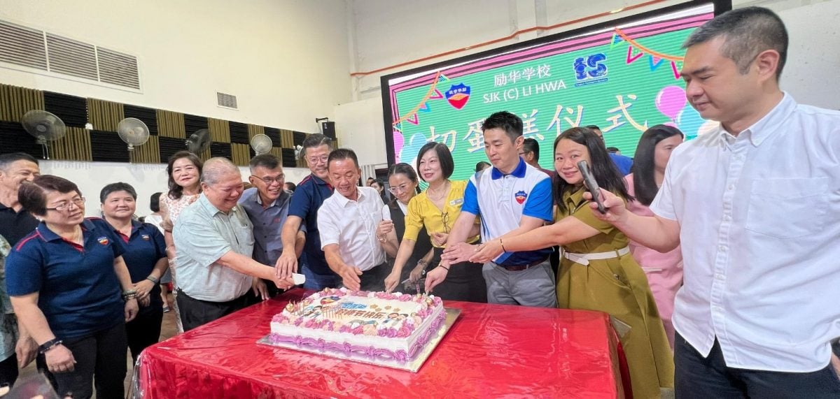 +请签发∕VIP文(大北马)北海励华学校庆教师节,学生向教师敬茶