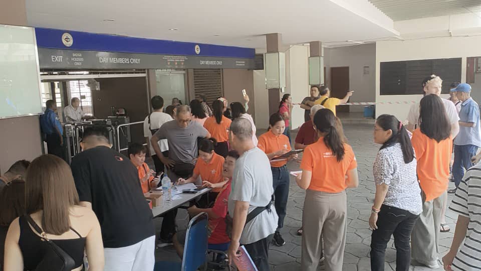 请签发（大北马封面头）马会最后一跑 新手入场试“新手运”