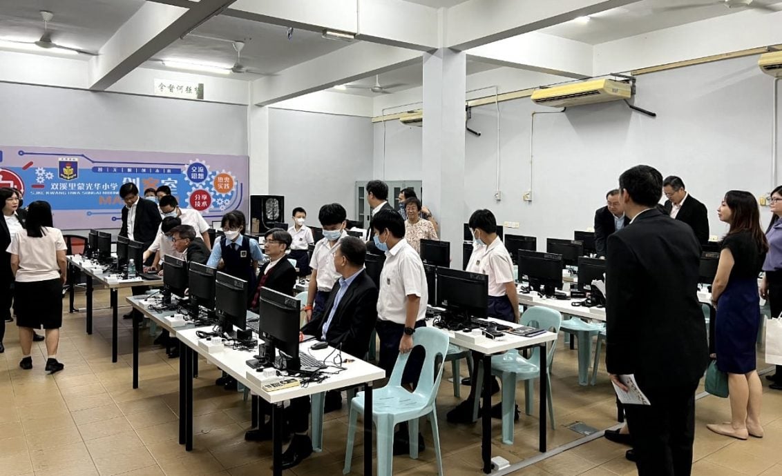 融合AI 满足阅读者需求 “翻书机器人”好贴心