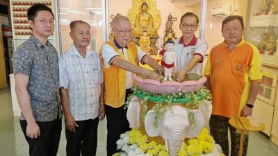 吉三圣慈善福利中心   庆佛诞节让善信浴佛