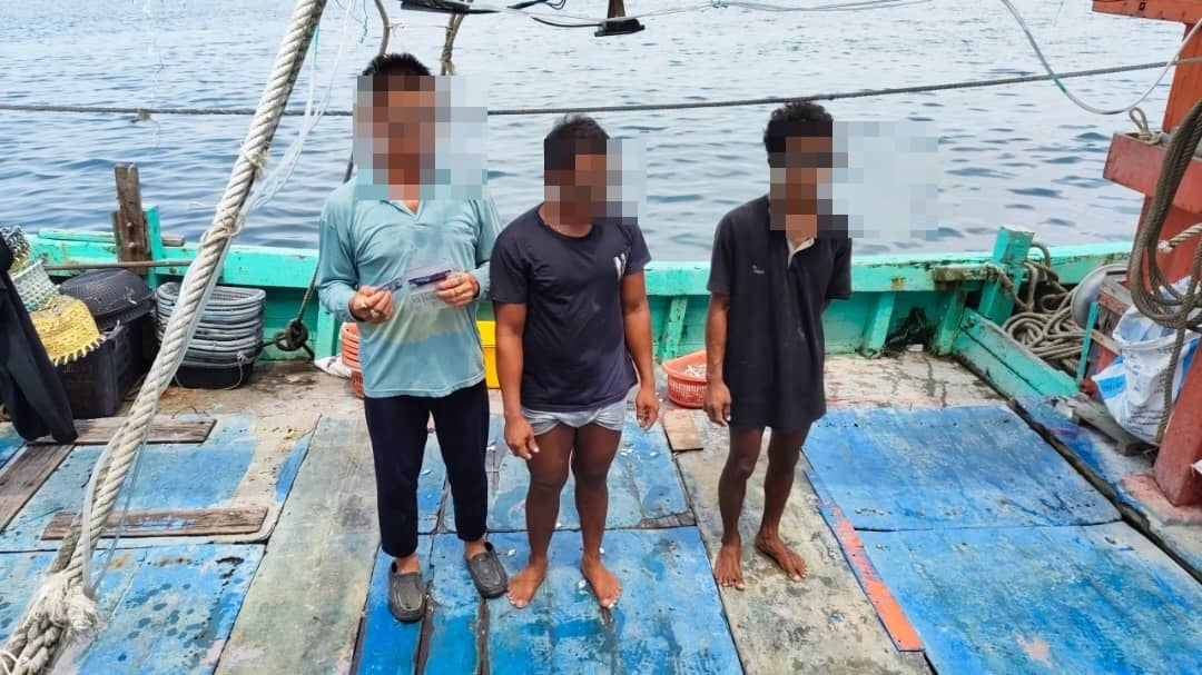 请签发-大都会/违法捕鱼遭逮捕 本地B型渔船连人带船被扣/3图