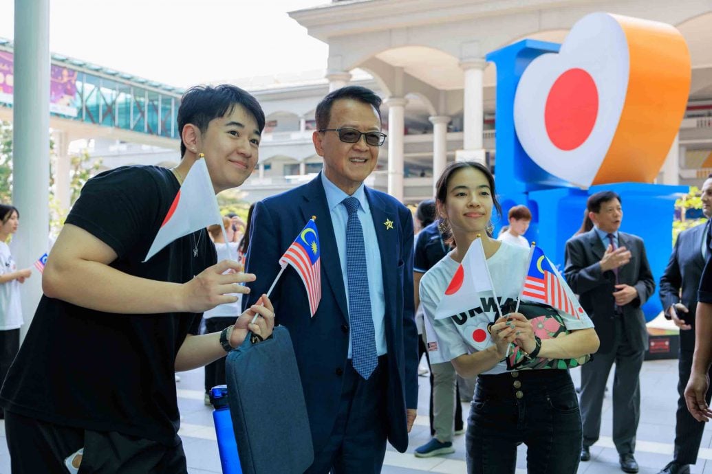 谢富年获日本天皇颁授“旭日中绶章”／艾瑾处理