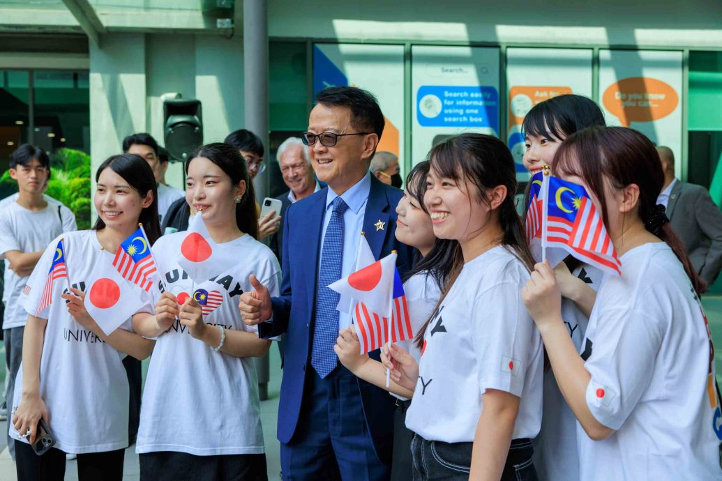 谢富年获日本天皇颁授“旭日中绶章”／艾瑾处理