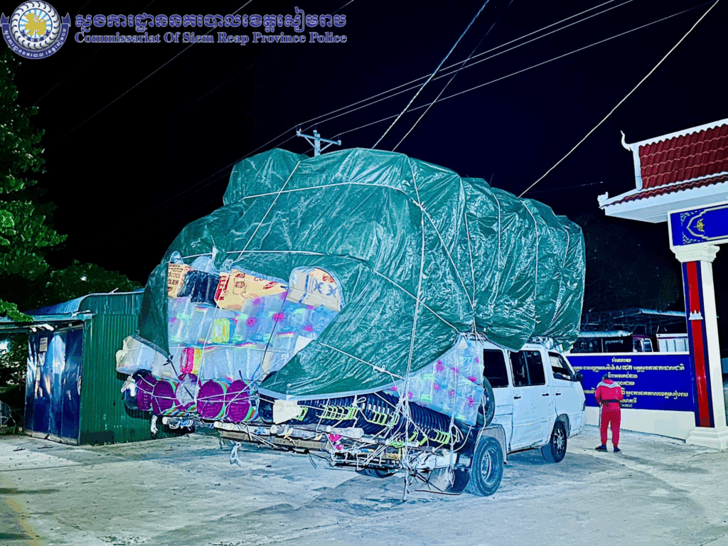 货车超载太夸张 警看不下去出手严打