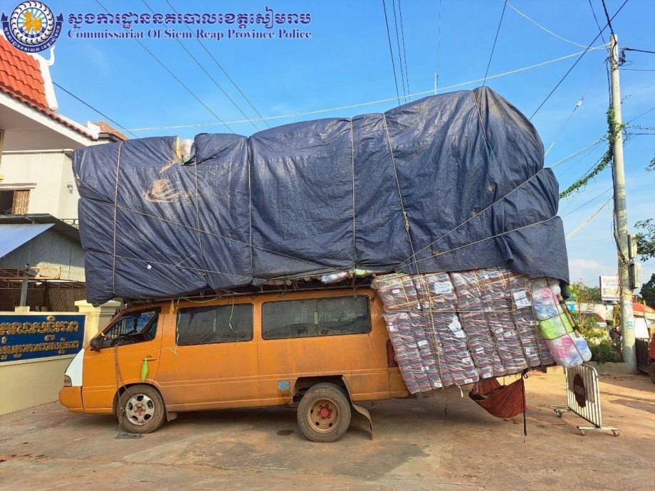 货车超载太夸张 警看不下去出手严打