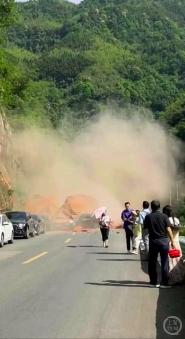 贵州景区山体塌方巨石埋车 目击游客:吓惨了