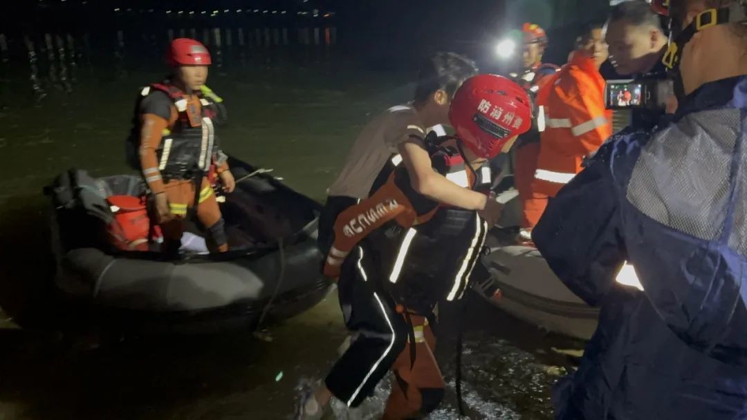 贵州黔西暴雨载人游船侧翻　70人落水已救起50余人