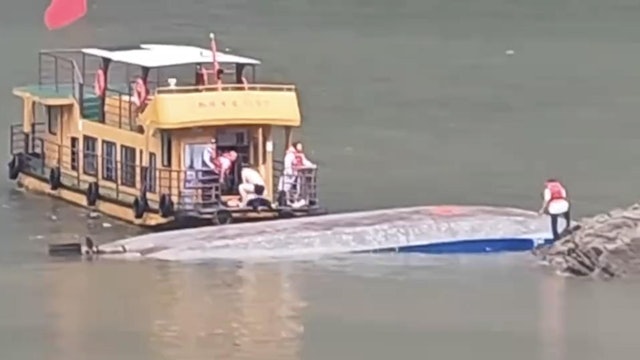 贵州黔西暴雨载人游船侧翻　70人落水已救起50余人