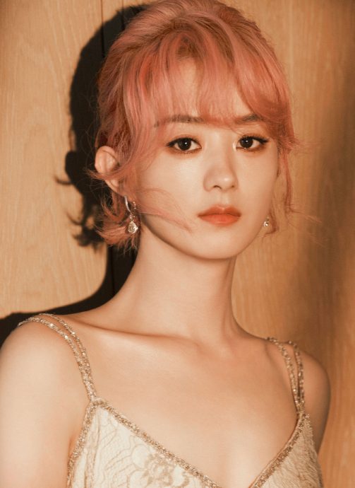 赵丽颖爆“恋上导演”后首露面 霸气发文回呛绯闻