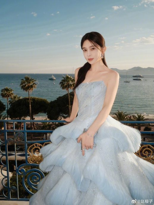 赵樱子坐亲弟腿上官宣怀孕 网猜孩子生父身分