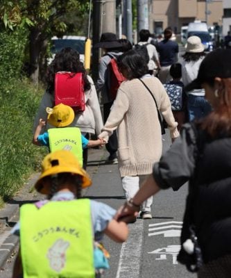 跟进新闻  ∕ 日本小学袭击案  竟是家长与校方谈不拢  召2友人打伤教职员