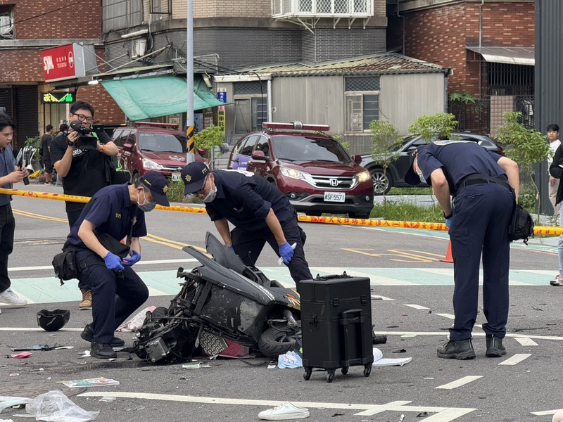 跟进新闻 台78岁男开车闯红灯暴冲学生群  3人送院不治  12伤