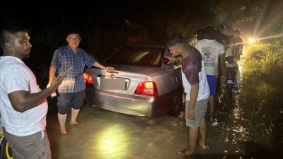 路淹水受困车内 自愿消防队救出数名妇女