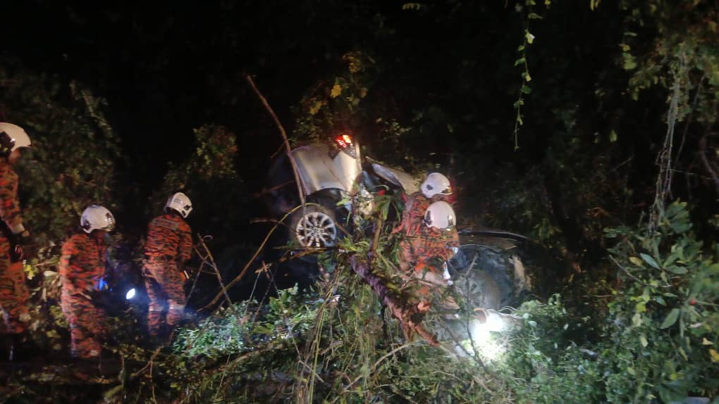车失控撞树酿死亡车祸 和丰25岁华青毙命