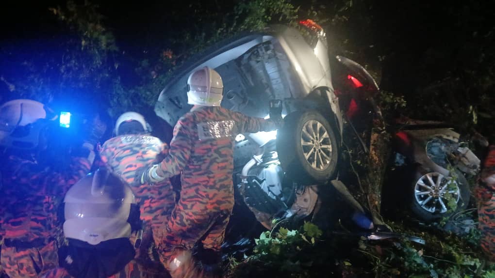 车失控撞树酿死亡车祸 和丰25岁华青毙命