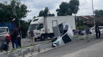 车子掉沟渠 幸未酿人命伤亡