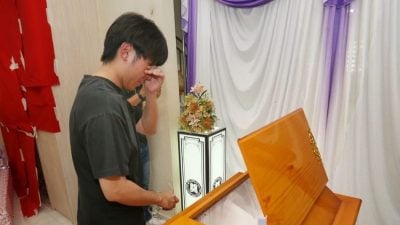 车撞快餐店 | 母亲节赴丧府献康乃馨 司机向死者和家属道歉