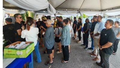 车撞快餐店 | 死者举殡 亲友及KFC高层送殡