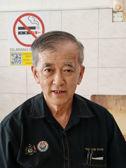 车辆停在吉灵街上挡道,民众齐心协力抬车移到行人道上