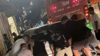 随意停放阻街    民众合力 抬车让路