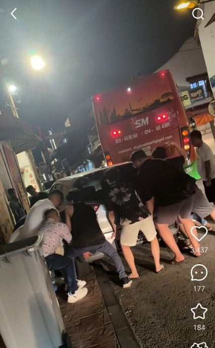 车辆停在吉灵街上挡道,民众齐心协力抬车移到行人道上