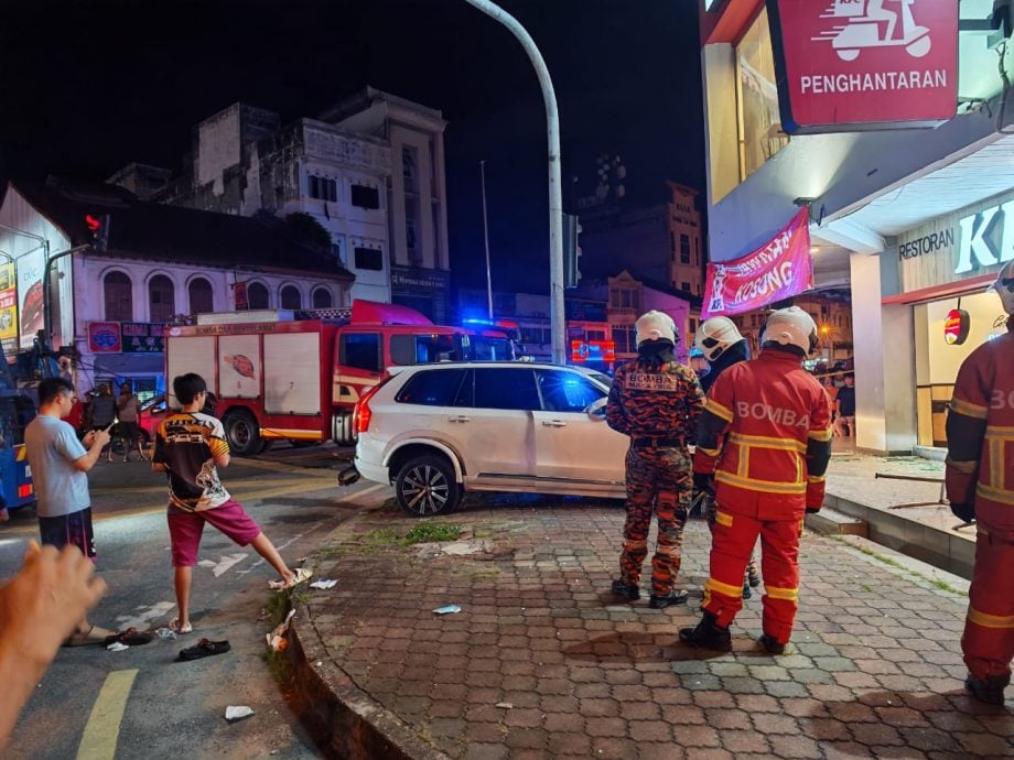 车飞撞进实兆远快餐店 一家六口用餐受伤