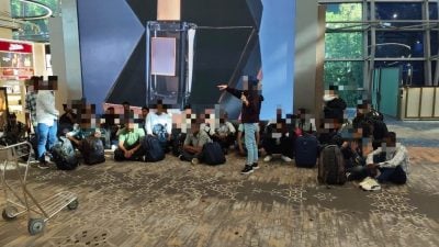 边境管制机构：持假证件闯关 64外国人被遣返