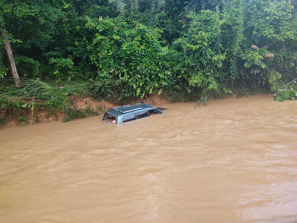 连人带车被河水冲走，迄今下落不明