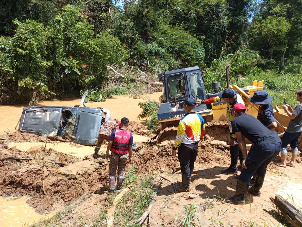 连人带车被河水冲走，迄今下落不明