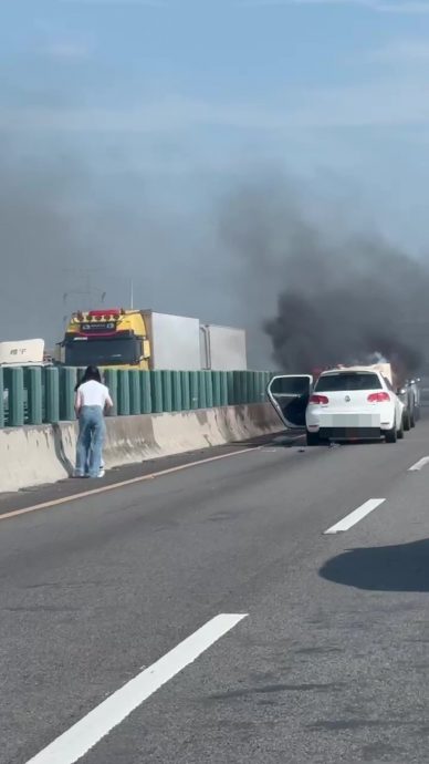 追撞前车失火爆炸 母冒死救出6岁女