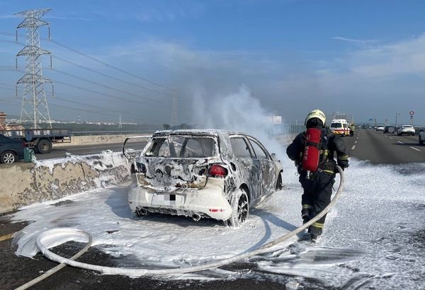 追撞前车失火爆炸 母冒死救出6岁女