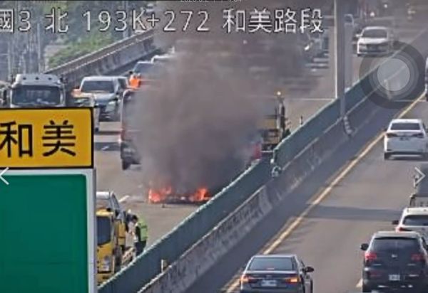 追撞前车失火爆炸 母冒死救出6岁女