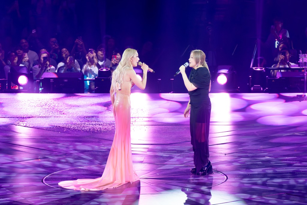 郑秀文度身订造“五脏六腑”裙 卫兰自爆受感染狂健身