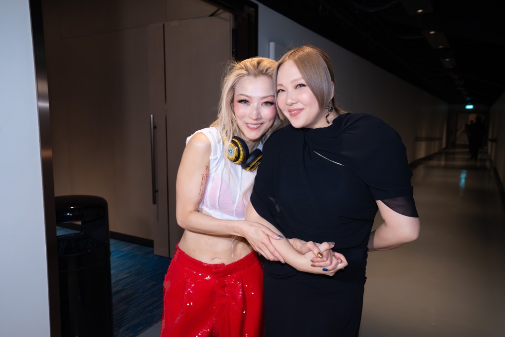 郑秀文度身订造“五脏六腑”裙 卫兰自爆受感染狂健身