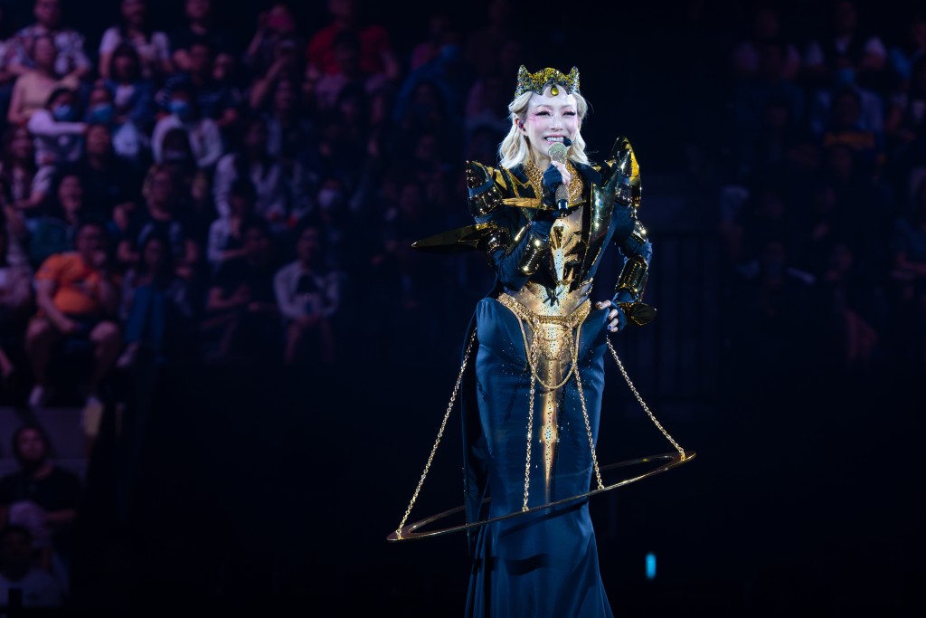 郑秀文度身订造“五脏六腑”裙 卫兰自爆受感染狂健身