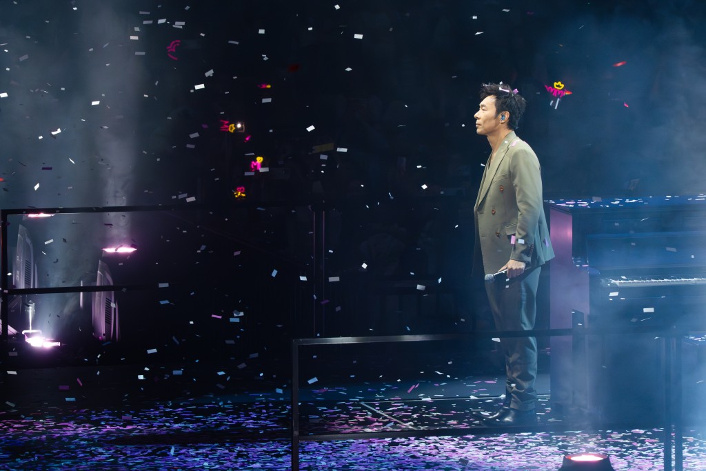 郑秀文度身订造“五脏六腑”裙 卫兰自爆受感染狂健身