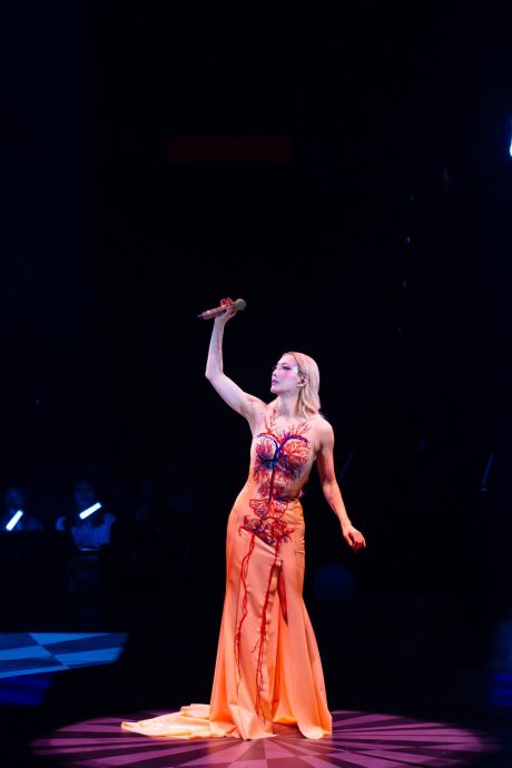 郑秀文度身订造“五脏六腑”裙 卫兰自爆受感染狂健身