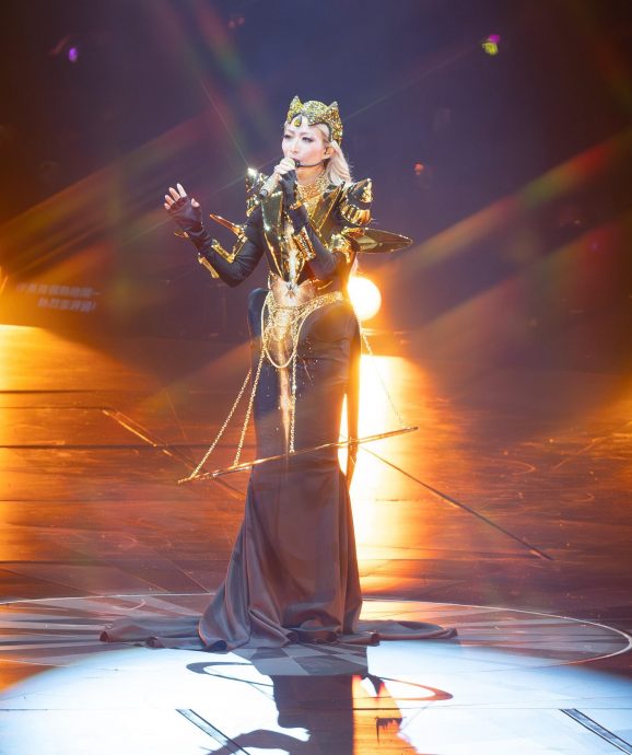 郑秀文澳门化身DJ打碟晒腹肌 与许志安再合体同台